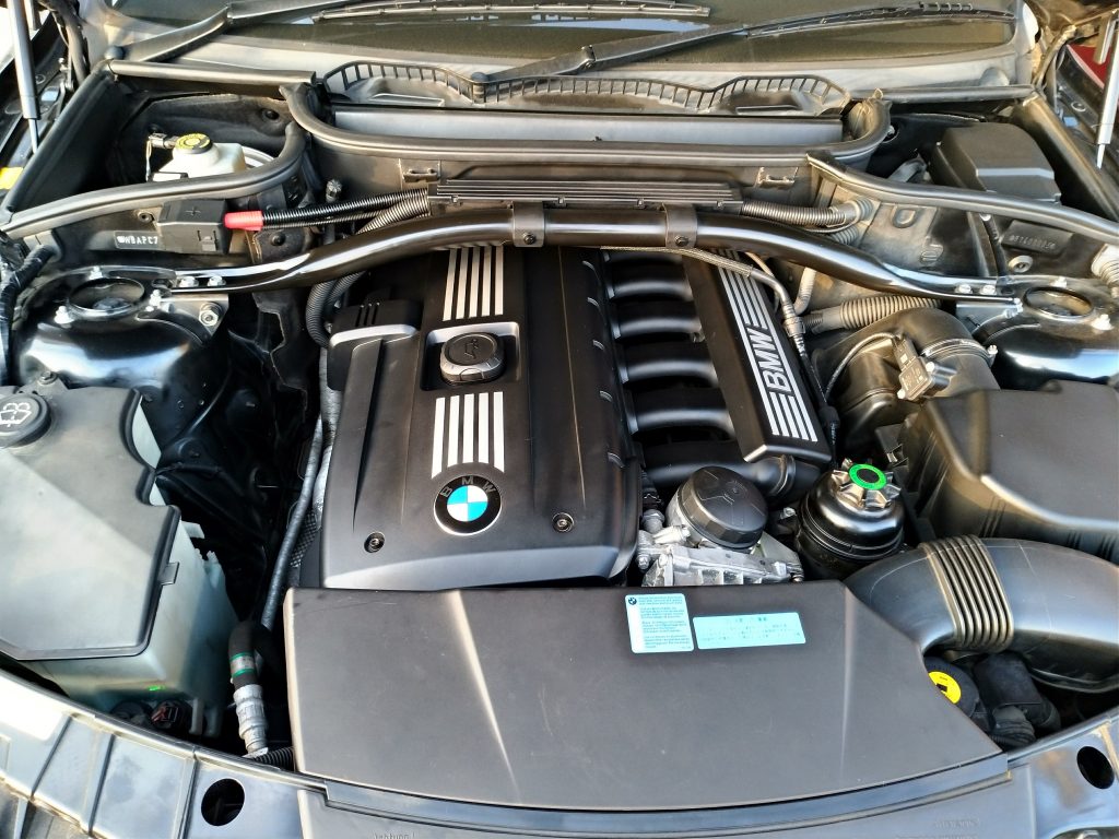 BMW E83 X3プラグホールへのオイル溜まりにてシリンダーヘッドカバーガスケット交換（約92,300㎞） – ボダボダガレージ